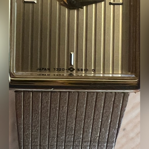 Seiko Ladies Watch Vintage Gold Tone Bracelet Gold and Rectangular Striped Dial - Picture 5 of 11